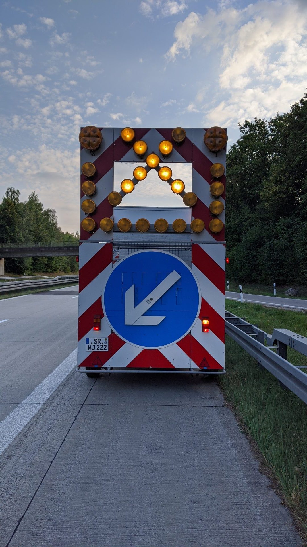 Absicherung nach RSA auf Autobahn mittels Absperranhänger und SIcherungsfahrzeug
